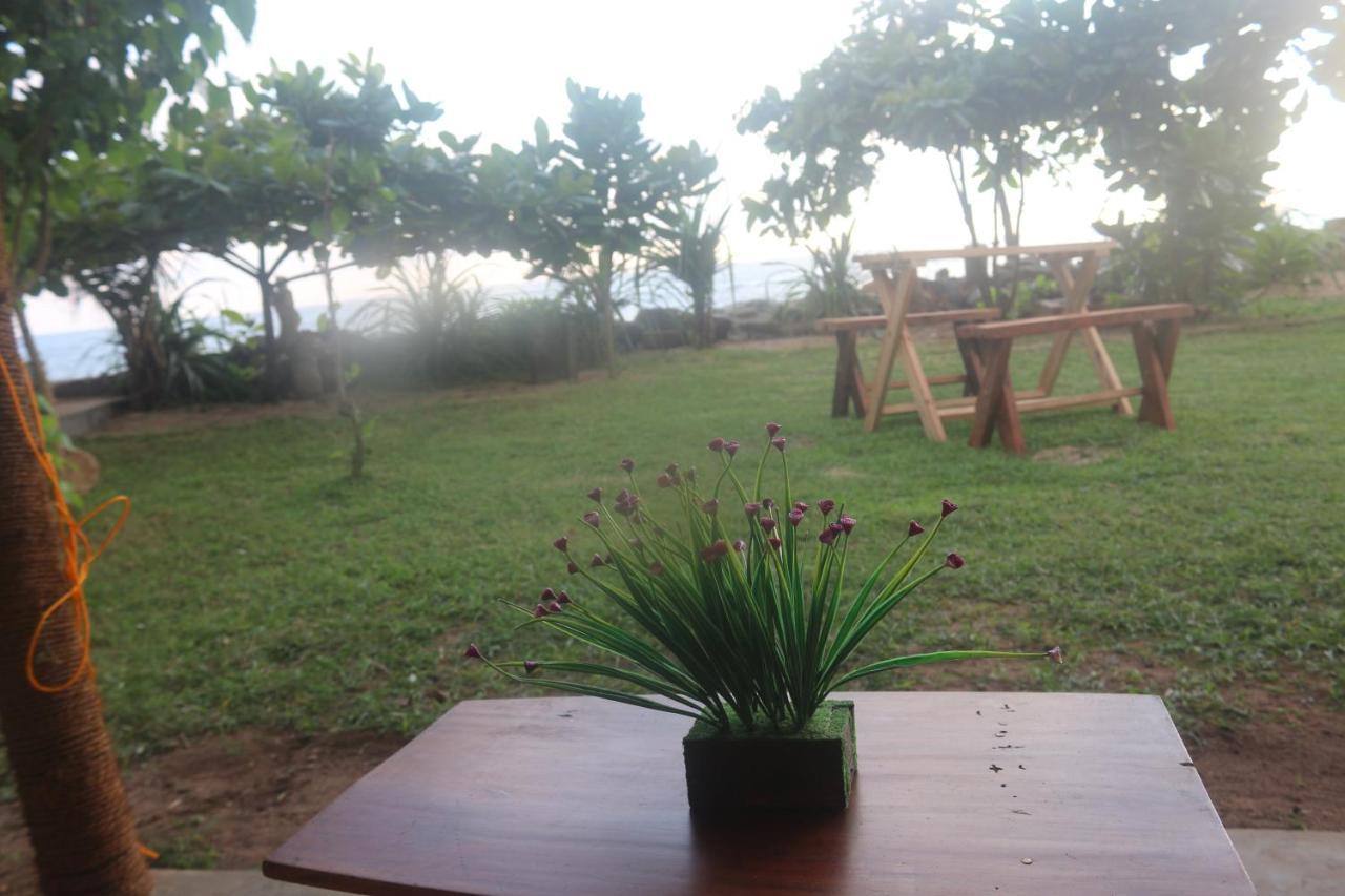 Beach Rip Rap Cabana And Guest Hotel Galle Exterior foto